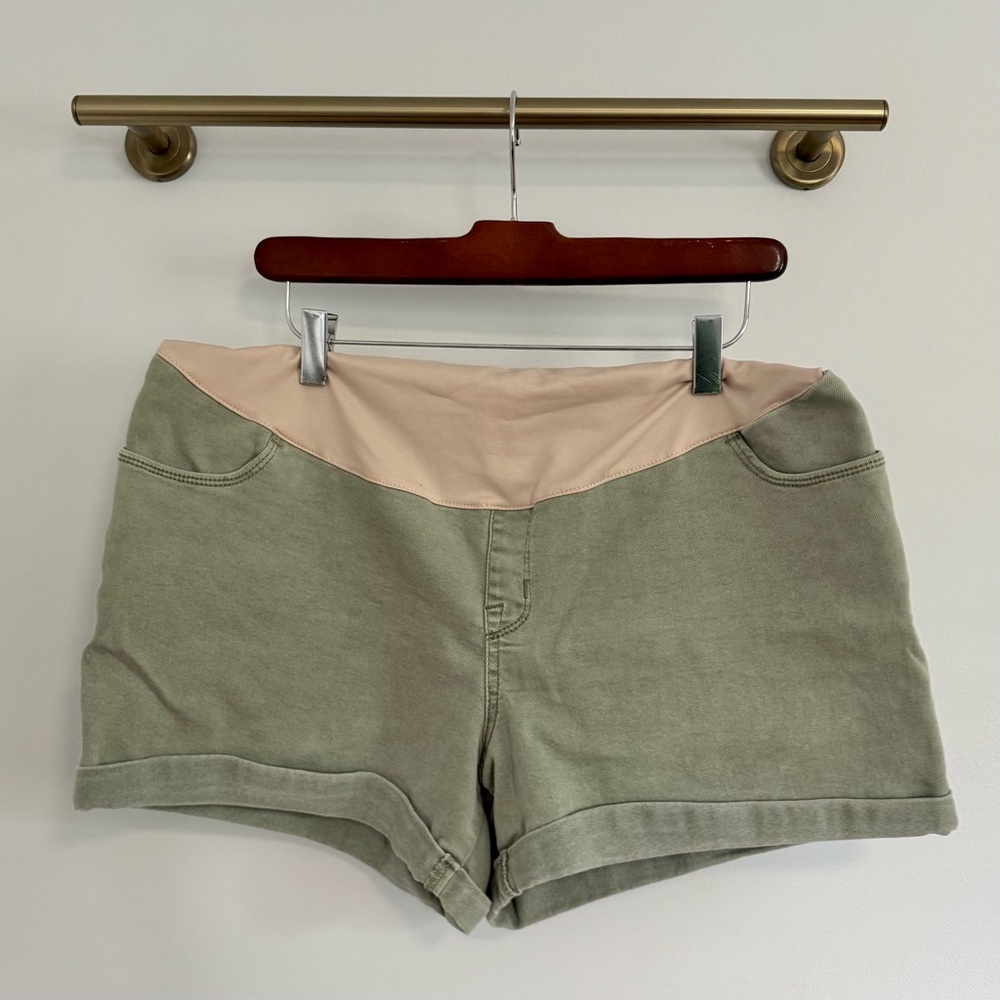Summer Maternity lot size large - 3 tops, 1 pair of shorts, 1 pair of pants - Picture 3 of 6
